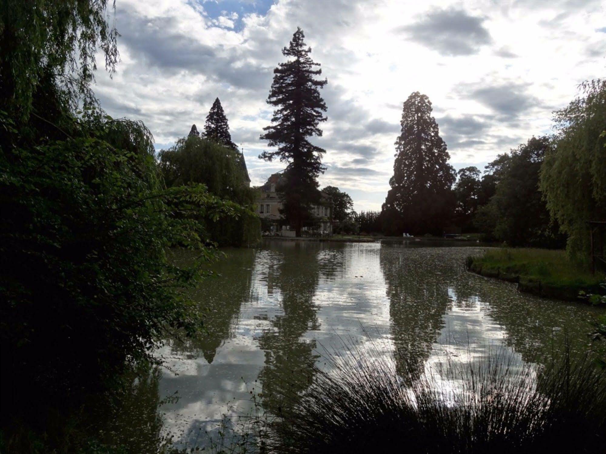 Chateau Les Vallees Bed and Breakfast Tournon-Saint-Pierre Exteriör bild